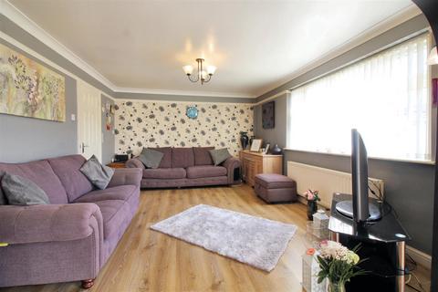 4 bedroom end of terrace house for sale, Roberts Drive, Aylesbury