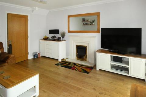 4 bedroom end of terrace house for sale, Ash Close, Littlehampton BN17