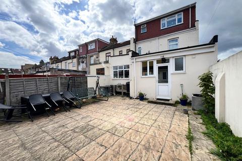 4 bedroom end of terrace house for sale, Mafeking Avenue, Newbury Park