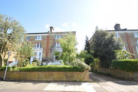 2 bedroom flat to rent, The Barons, St Margarets village