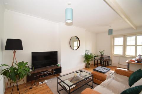 2 bedroom flat to rent, The Barons, St Margarets village