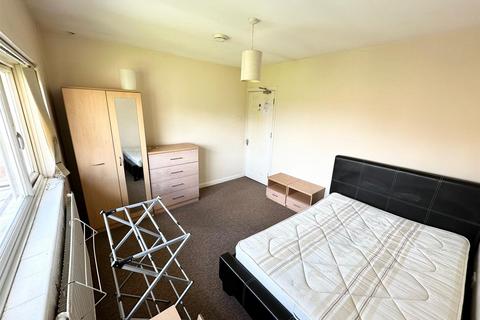 1 bedroom in a house share to rent, The Coppice, Yiewsley