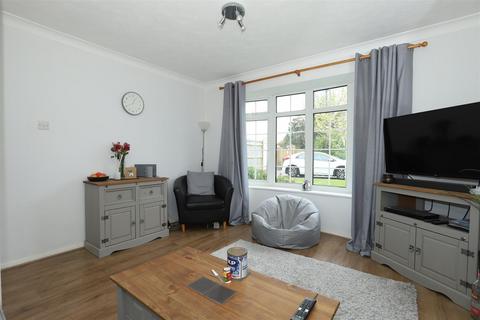 2 bedroom flat to rent, Walton Close, Worthing