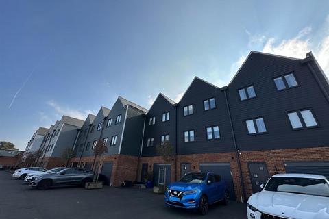 3 bedroom townhouse to rent, Riverside Place, Aylesford, Maidstone ME20