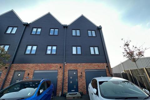 3 bedroom townhouse to rent, Riverside Place, Aylesford, Maidstone ME20
