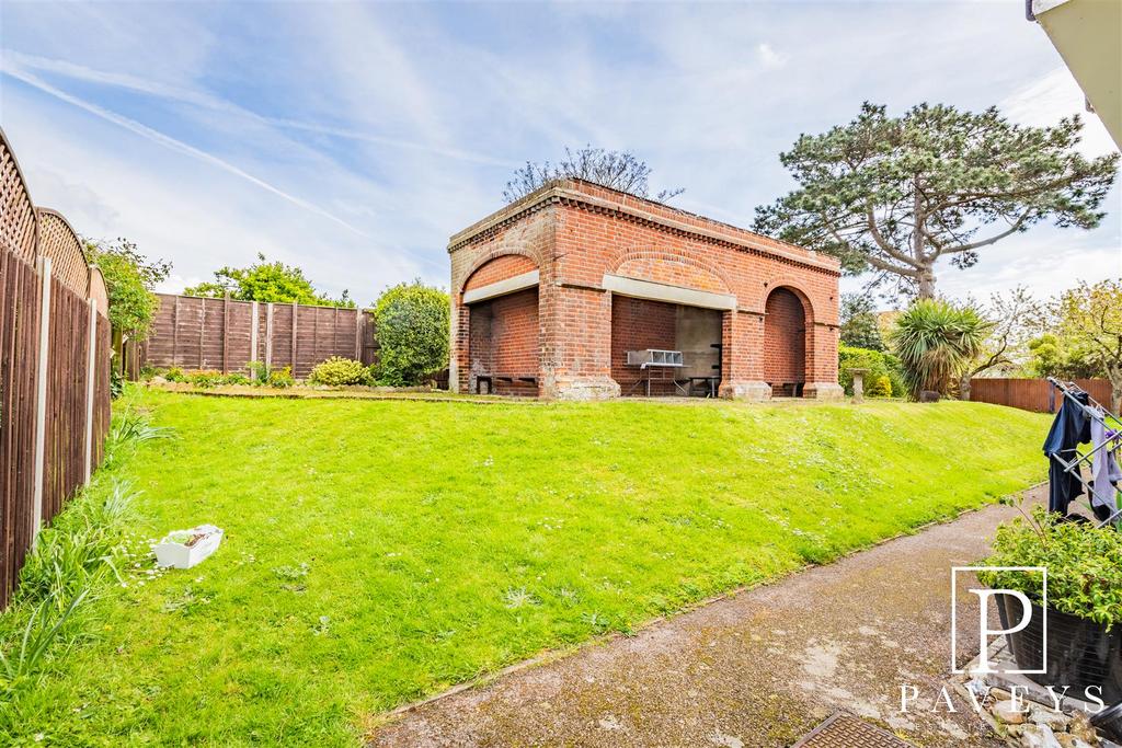 GARDENS & PARKING