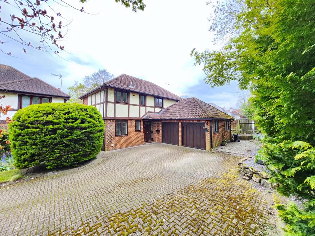 Manor Park Drive, Finchampstead 4 bed detached house for sale £765,000