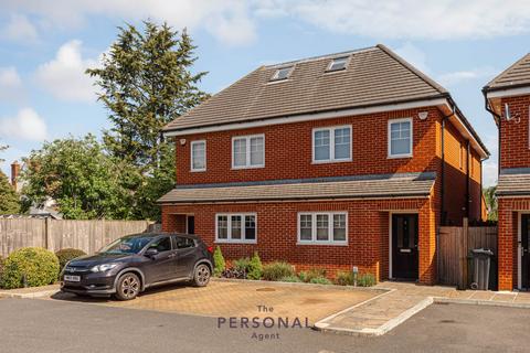 4 bedroom semi-detached house to rent, Oaktree Close, Epsom