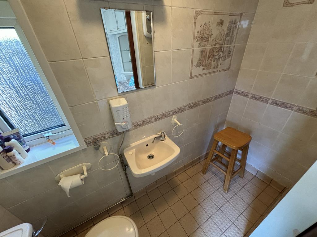 Bedroom 4 ensuite / wet room