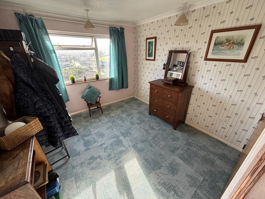 Front bedroom 2