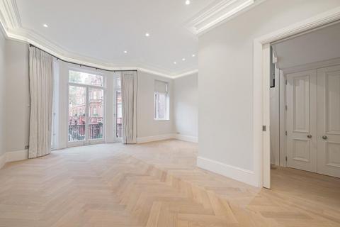 3 bedroom flat to rent, Sloane Gardens, London, SW1W.