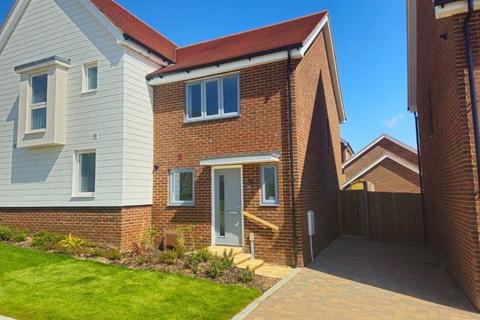 2 bedroom semi-detached house to rent, Wrestwood Parade, Bexhill-On-Sea TN40