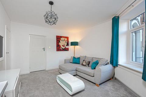 2 bedroom flat for sale, Kings Avenue, London SW4