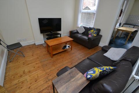 4 bedroom terraced house to rent, Dunlop Avenue, Nottingham NG7