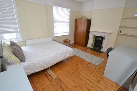4 bedroom terraced house to rent, Dunlop Avenue, Nottingham NG7