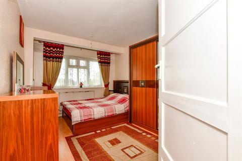 3 bedroom flat for sale, Aldborough Road North, Ilford, Essex