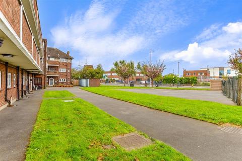 3 bedroom flat for sale, Aldborough Road North, Ilford, Essex