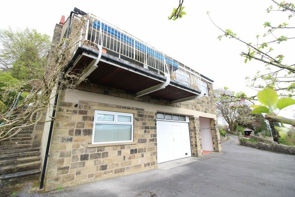 Banks Lane, Riddlesden, Keighley... 3 bed detached house £275,000