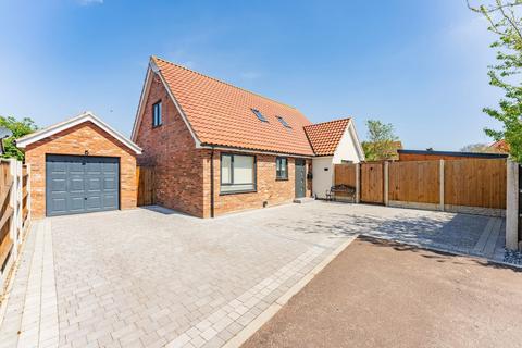 4 bedroom chalet for sale, Bridle Close, Hemsby