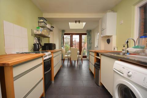 2 bedroom terraced house to rent, Bishop Road, CM1