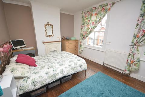 2 bedroom terraced house to rent, Bishop Road, CM1