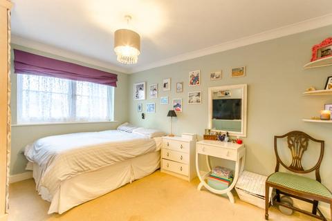 2 bedroom flat to rent, Lockwood Place, Chingford, London, E4