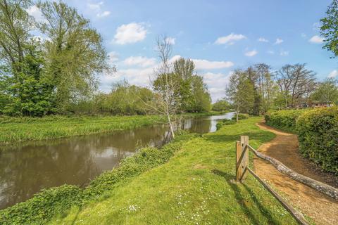 3 Weyview Gardens, Godalming, GU7 1GG