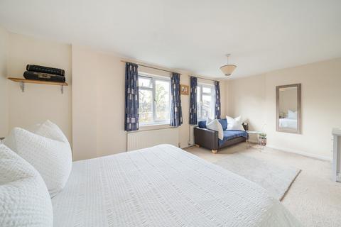 2 bedroom flat for sale, Broom Close, Teddington, TW11