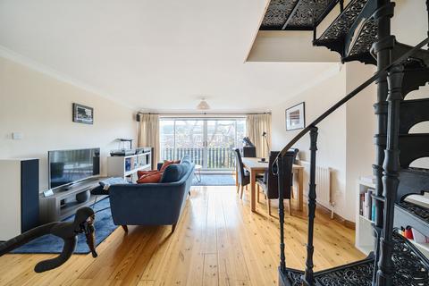 40 Broom Close, Teddington, TW11 9RJ