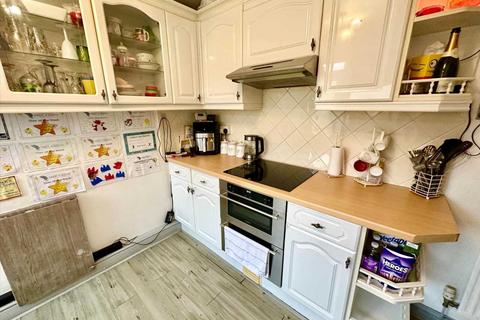 28 Concorde Drive, Tonyrefail, Porth, CF39 8NE