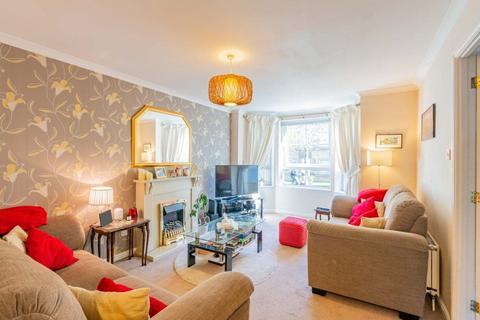 1075L Dicksonfield, Edinburgh, EH7 5NE