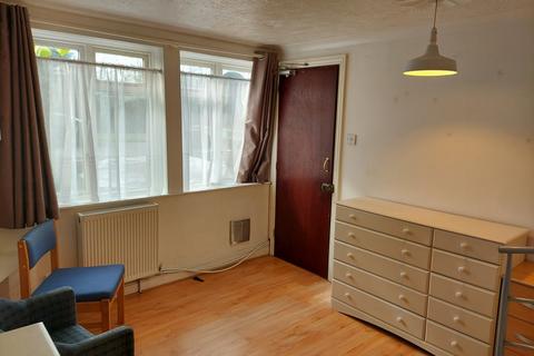 1 bedroom in a house share to rent, Monks Lane,