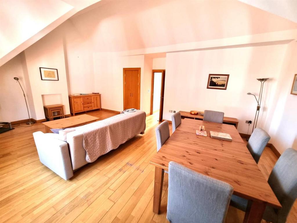 The City Gardens, Iron Bar Lane... 2 bed apartment to rent £1,650 pcm (£381 pw)