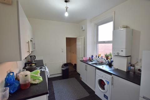 2 bedroom flat to rent, Wingrove Avenue, Fenham NE4