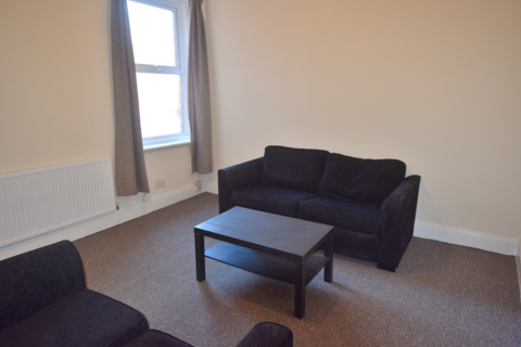 3 bedroom flat to rent, Wingrove Avenue, Fenham NE4