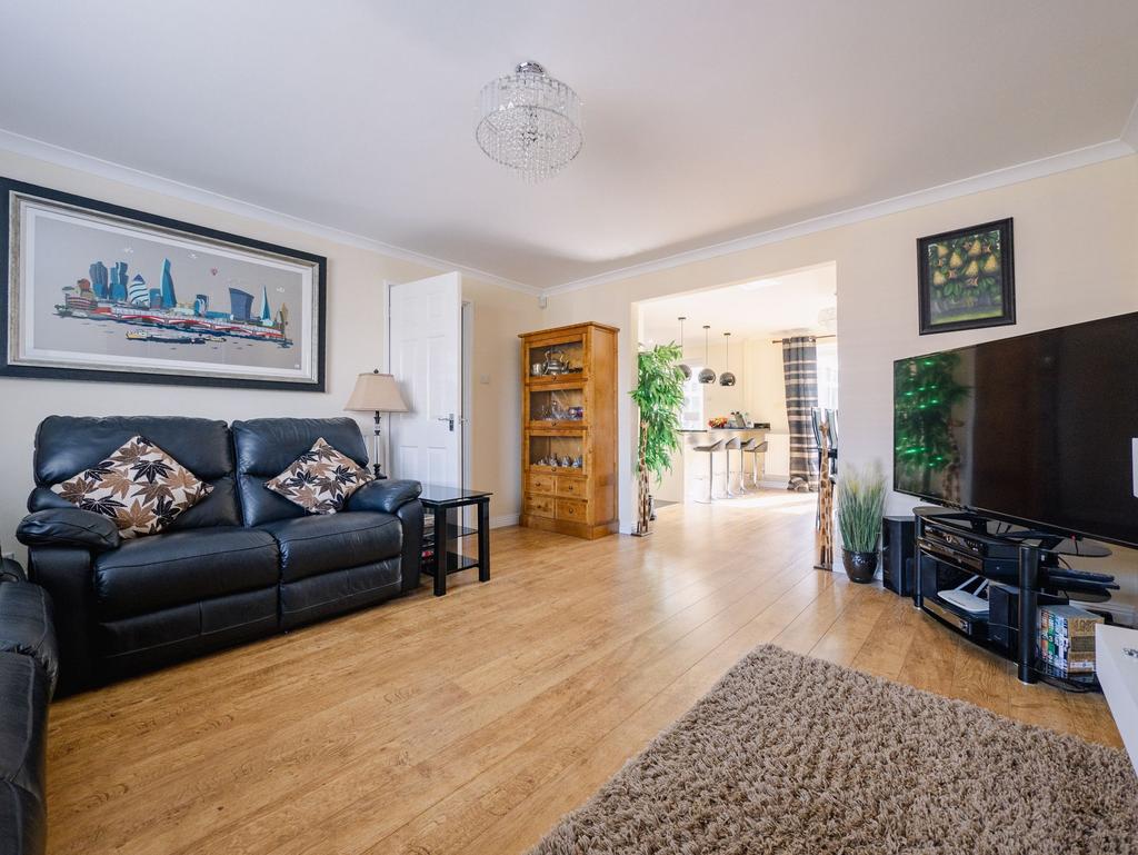 Rayleigh, Rayleigh SS6 4 bed detached house for sale £450,000