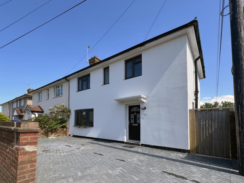 Northfield Road, Laleham TW18 3 bed semidetached house to rent £