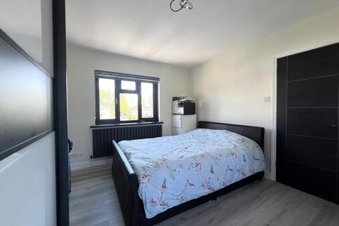3 bedroom semi-detached house to rent, Northfield Road, Laleham TW18