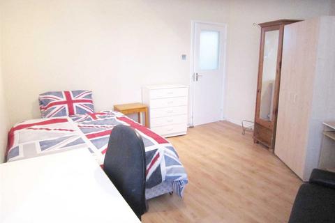 1 bedroom in a flat share to rent, London NW8
