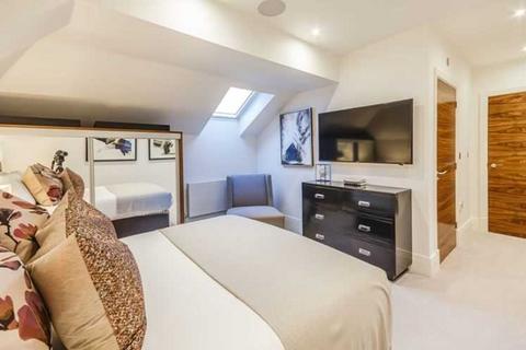 2 bedroom penthouse to rent, London W6