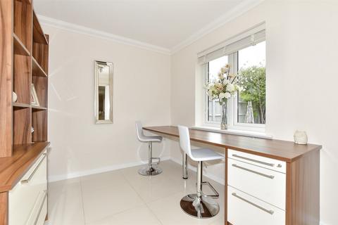 22 Corbett Road, Hawkinge, Folkestone, CT18 7SP