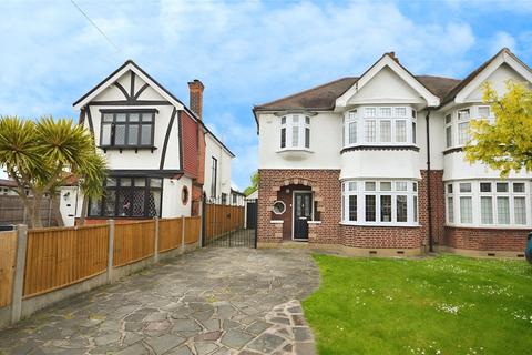 3 bedroom semi-detached house to rent, Kenilworth Gardens, Hornchurch, Esex, RM12