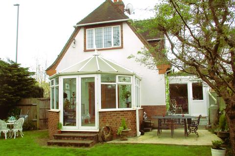 2 bedroom detached bungalow for sale, Moorhayes Drive, Laleham, Staines Upon Thames, TW18