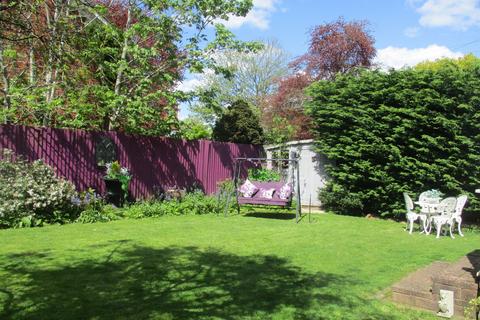 3 bedroom detached house for sale, Moorhayes Drive, Laleham, Staines Upon Thames, TW18