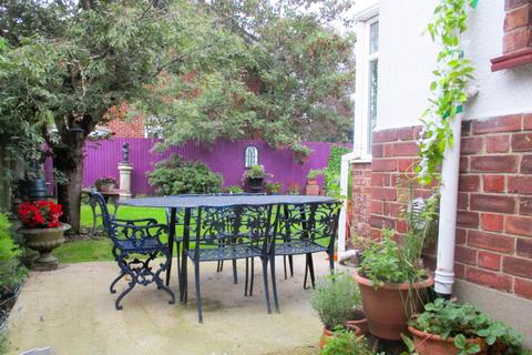 3 bedroom detached house for sale, Moorhayes Drive, Laleham, Staines Upon Thames, TW18