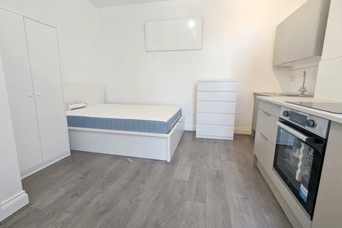 5 bedroom flat share to rent, Aldermans Hill, London N13