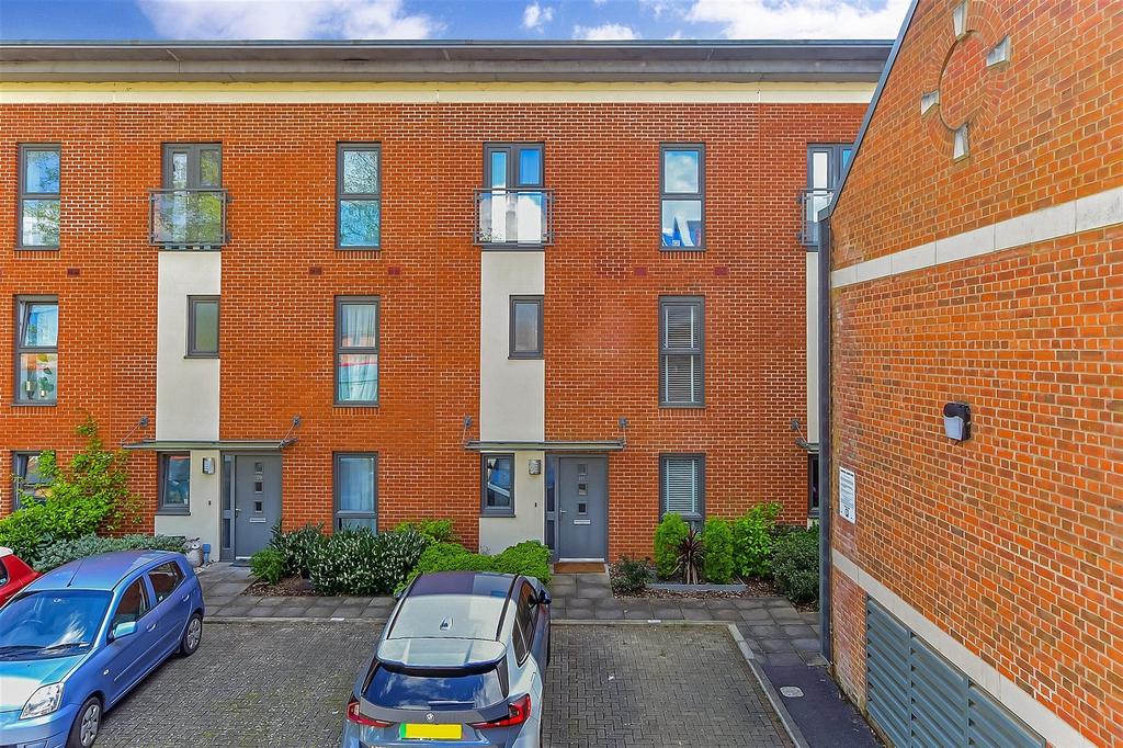 Longley Road, Chichester, West Sussex 2 bed ground floor for