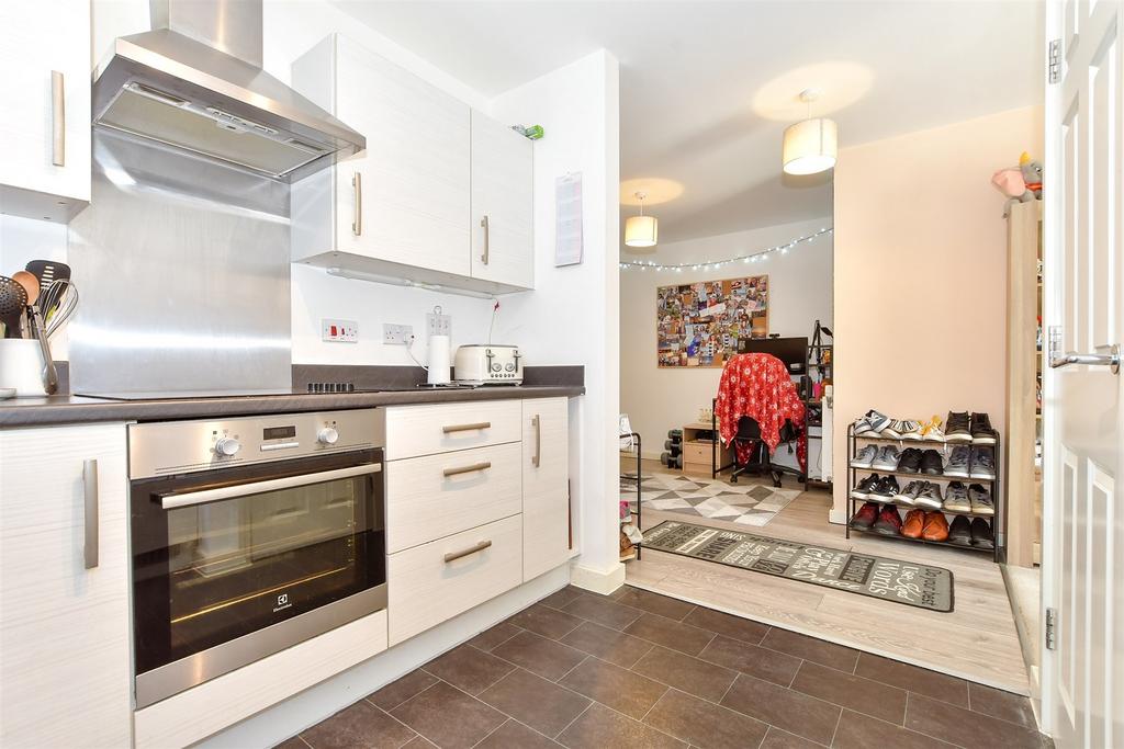 Longley Road, Chichester, West Sussex 2 bed ground floor for