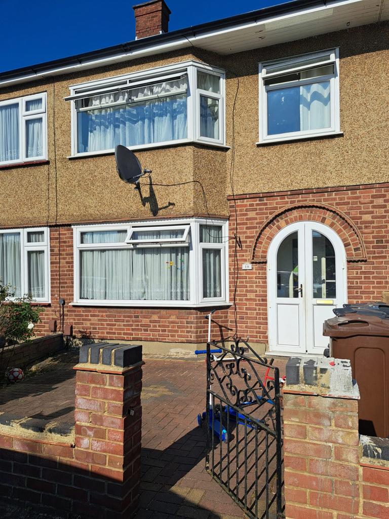 3 bedroom terraced house to let on Millbrook Gard