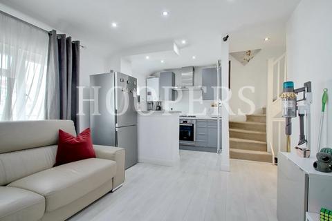 4 bedroom flat for sale, North Circular Road, London, NW2
